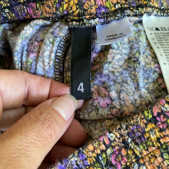 H&M Divided Floral Print Shorts. Size 4 - Picture 4 of 6